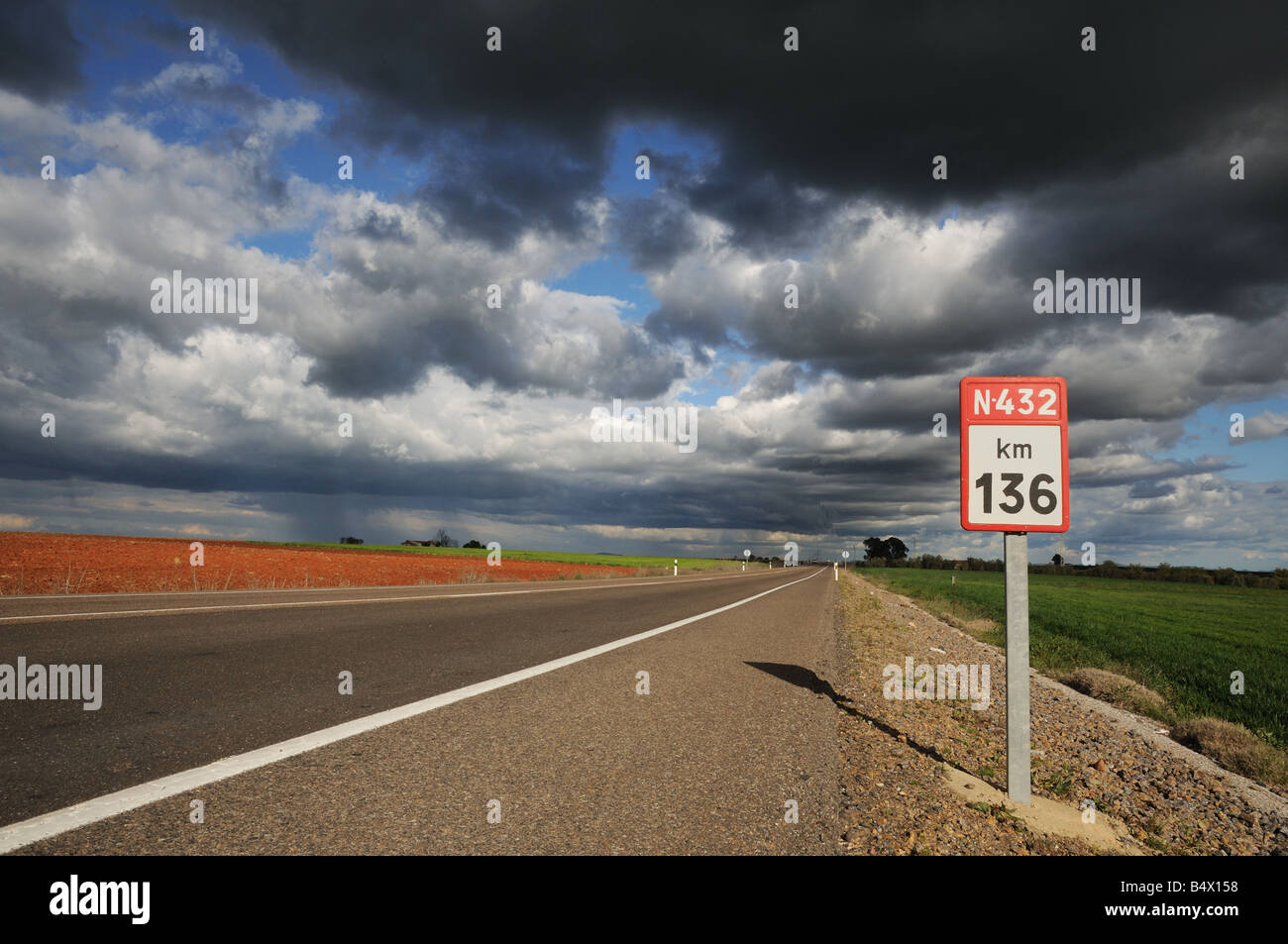 Tout droit la route goudronnée rapide de haute qualité avec marquage de lignes blanches au km 136 sur la N432 à l'est de Llerena Estrémadure Espagne Banque D'Images
