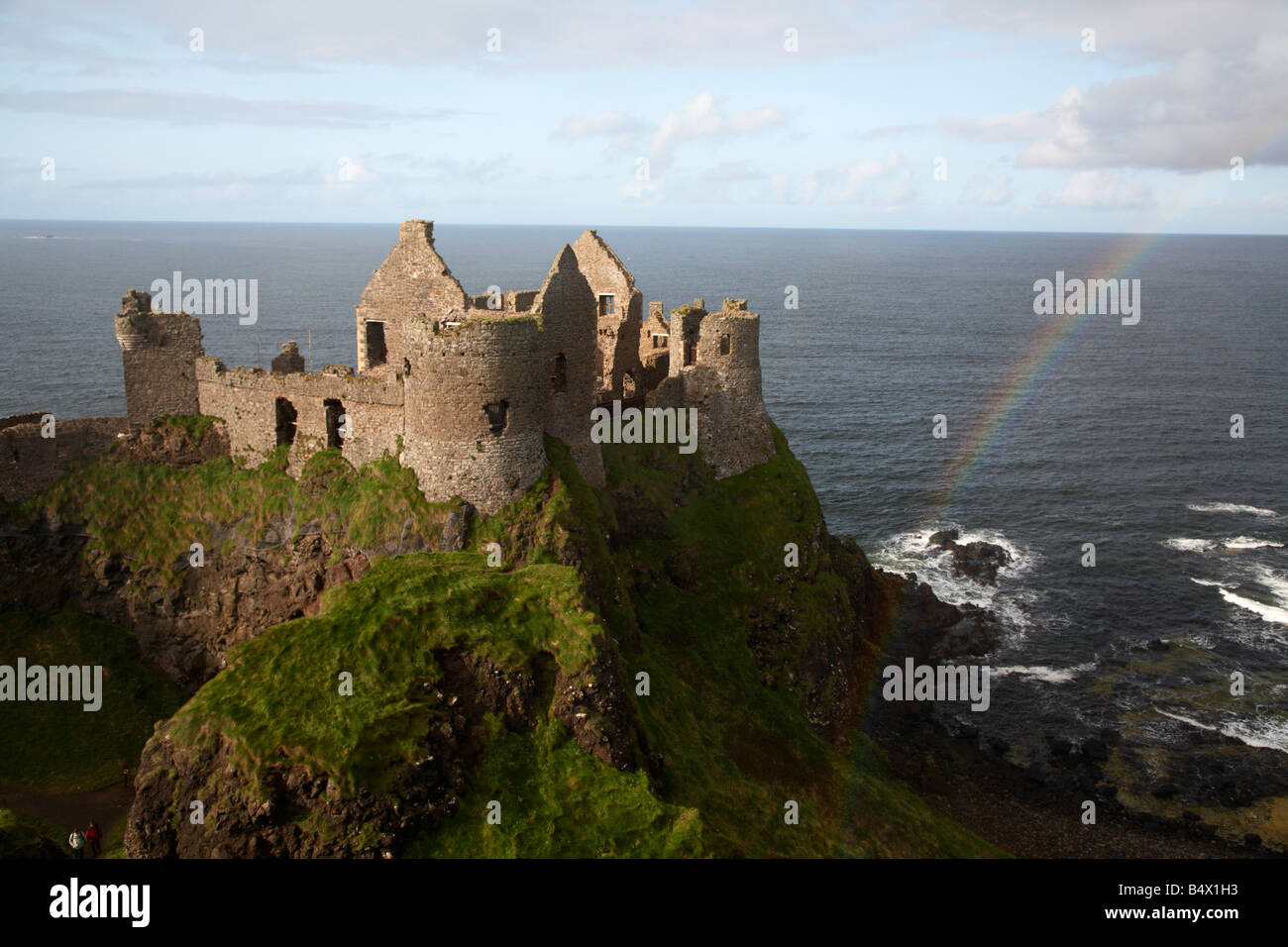 Le château de dunluce avec Rainbow et le nord de la côte d'Antrim county antrim Irlande du Nord Royaume-Uni un les lieux de tournage de Game of thrones Banque D'Images