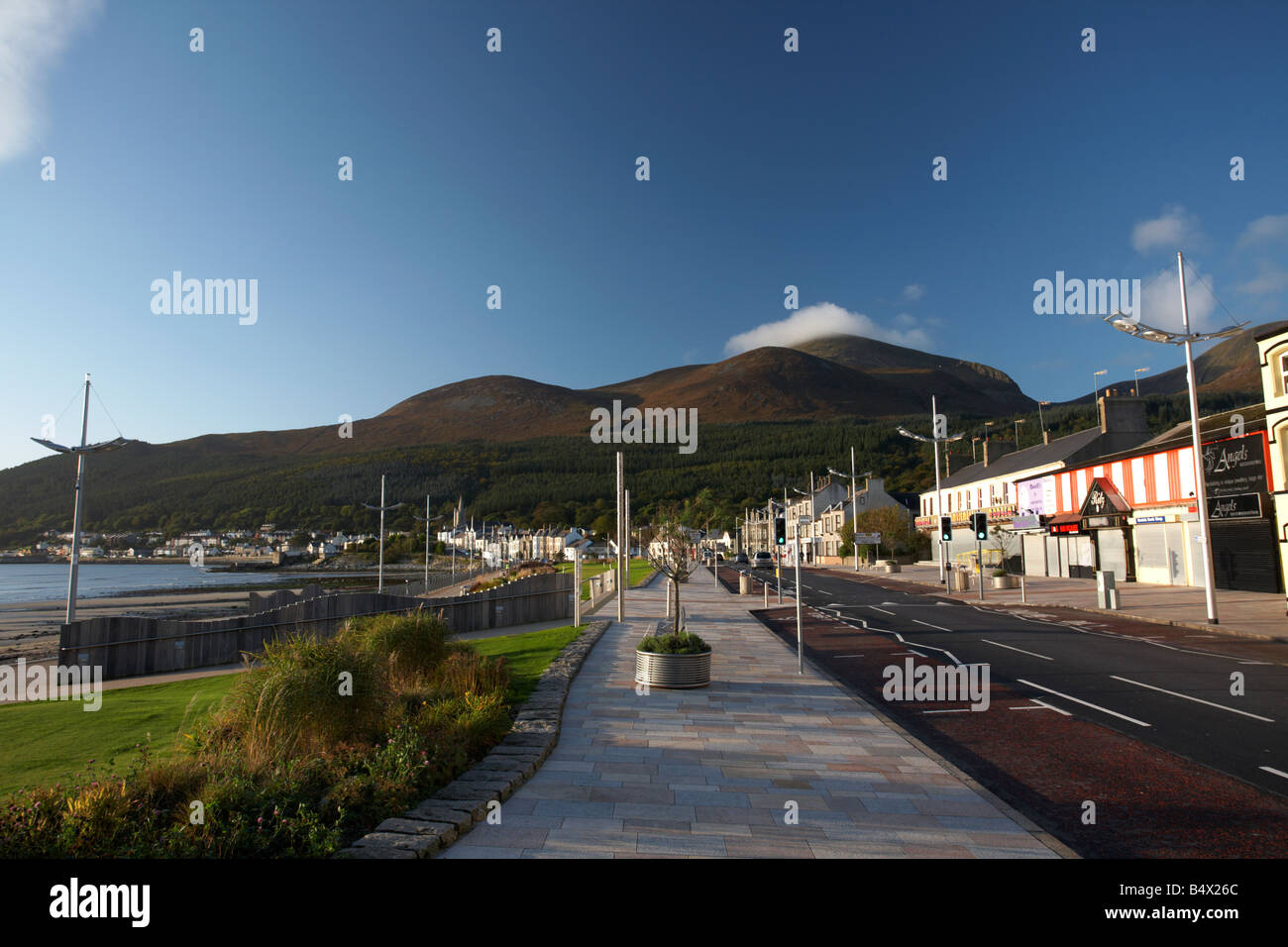 Promenade du front de mer et la rue principale du comté de Down newcastle avec les montagnes de Mourne dans l'arrière-plan l'Irlande du Nord uk Banque D'Images
