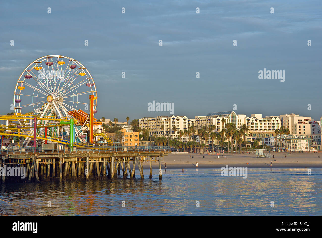 La jetée de Santa Monica en Californie, CA, USA, US Pacific Park Grande Roue, amusement park, Roller Coaster Lowes Beach Hotel Banque D'Images