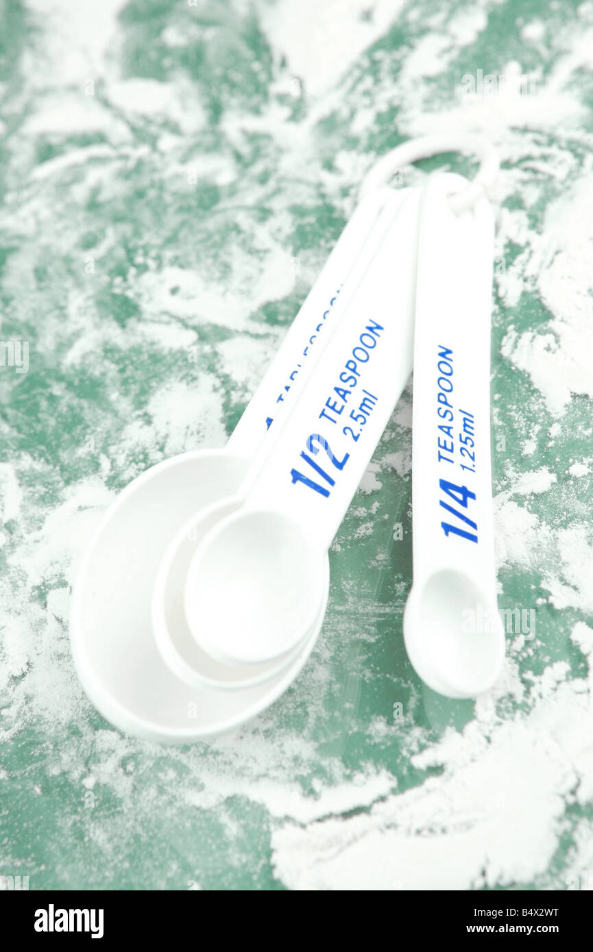 Tasses à mesurer isolé sur fond vert Banque D'Images