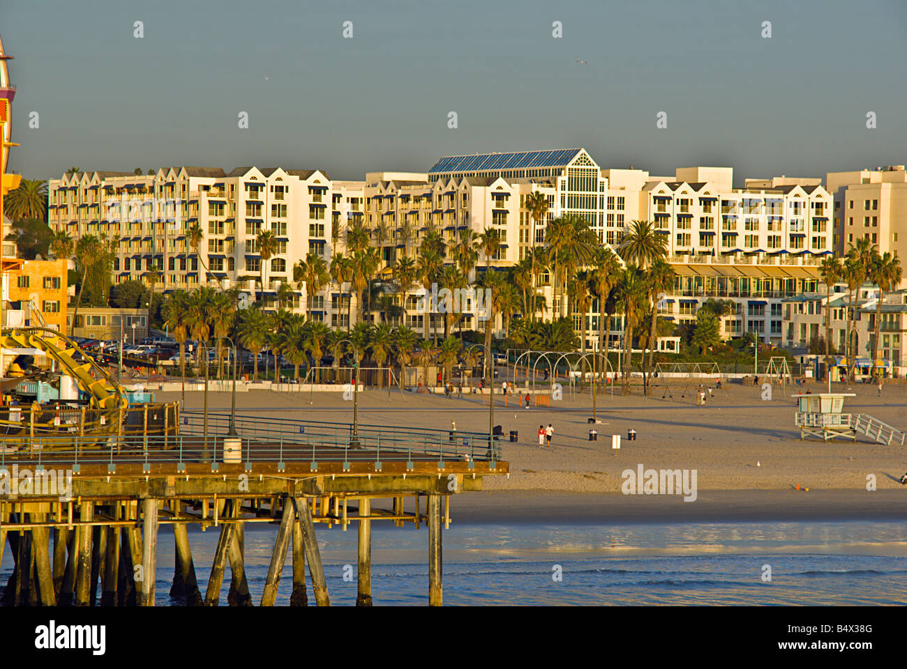 La jetée de Santa Monica en Californie, CA, Etats-Unis, Grande Roue du Pacific Park, parc d'attractions, boutiques, Loews Santa Monica Beach Hotel‎ Banque D'Images