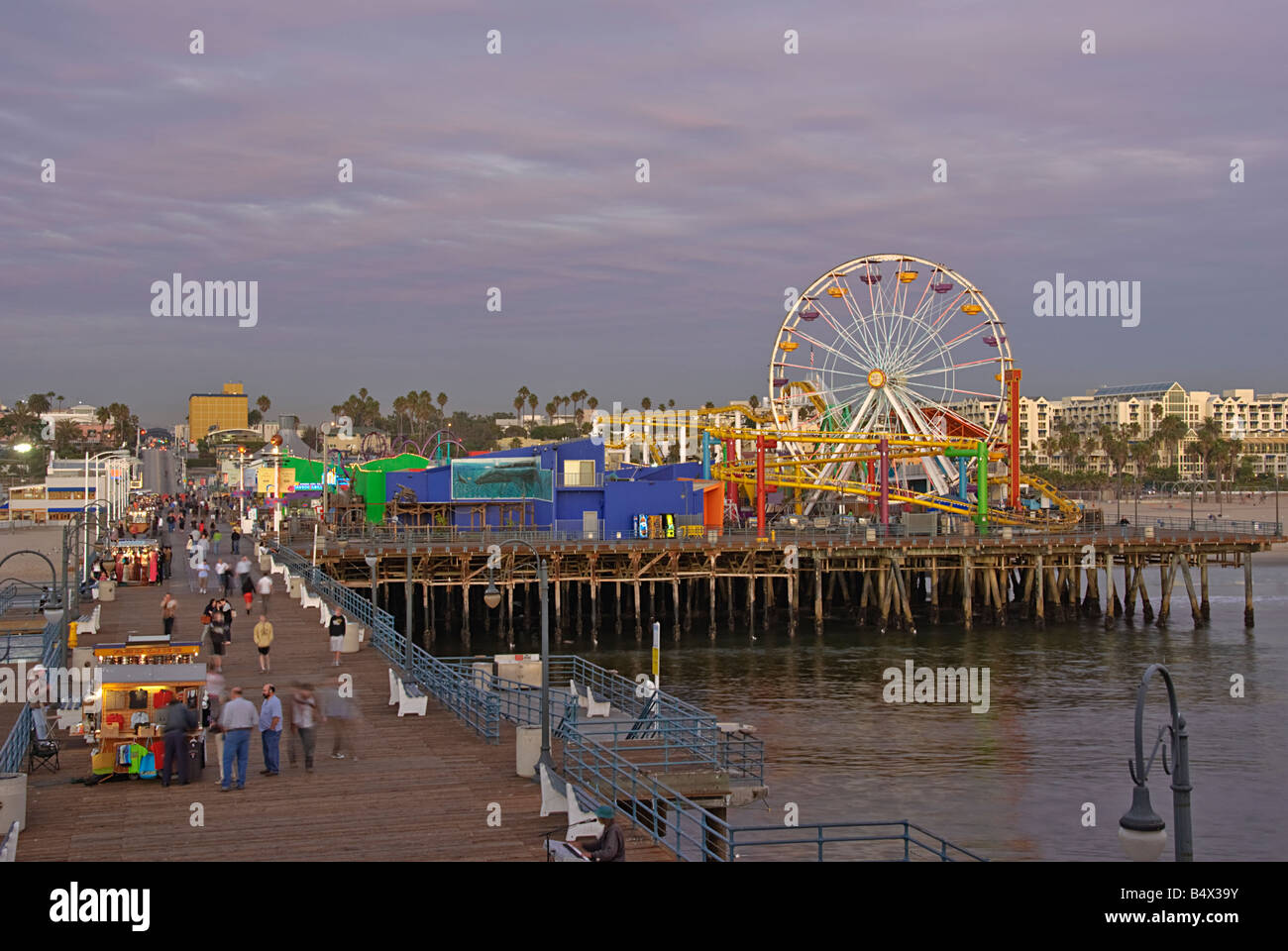 La jetée de Santa Monica en Californie, CA, Etats-Unis, Grande Roue du Pacific Park, parc d'attractions, boutiques, artistes, une arcade, restaurant Banque D'Images