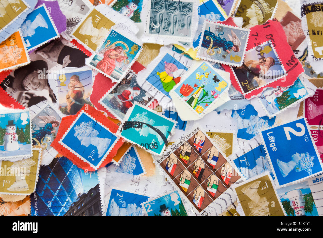 Une sélection colorée de divers occasion British Royal Mail timbres-poste en close-up. Angleterre Royaume-uni Grande-Bretagne Banque D'Images