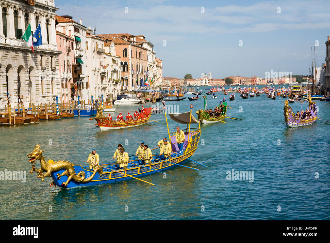 Bateaux sur le Grand Canal à Venise pour la régate historique qui a lieu chaque septembre Banque D'Images