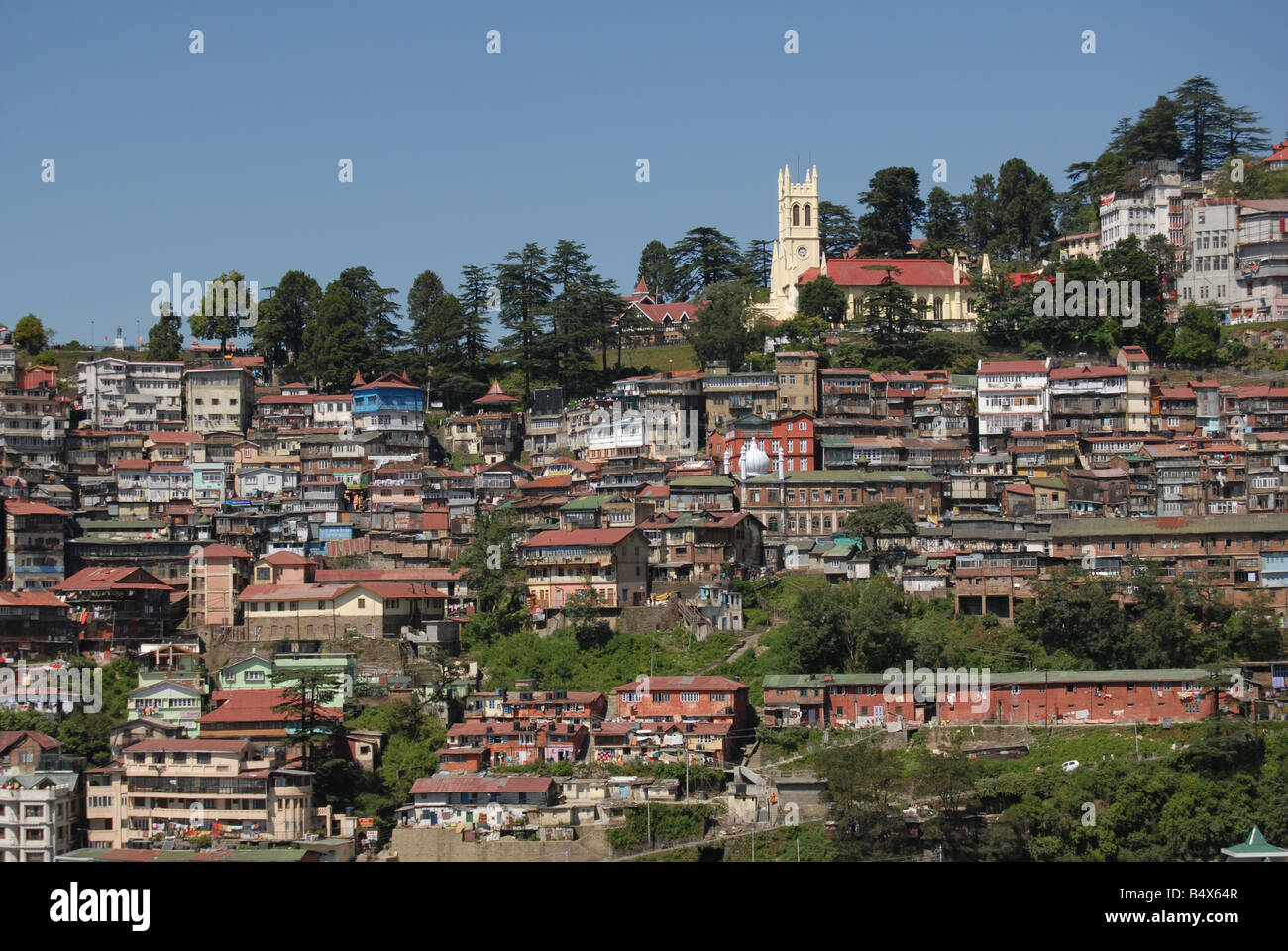 Une vue de Shimla Shimla (), une station de colline en Inde du nord à partir de la Haute Cour avec Christ Church formant l'accent Banque D'Images