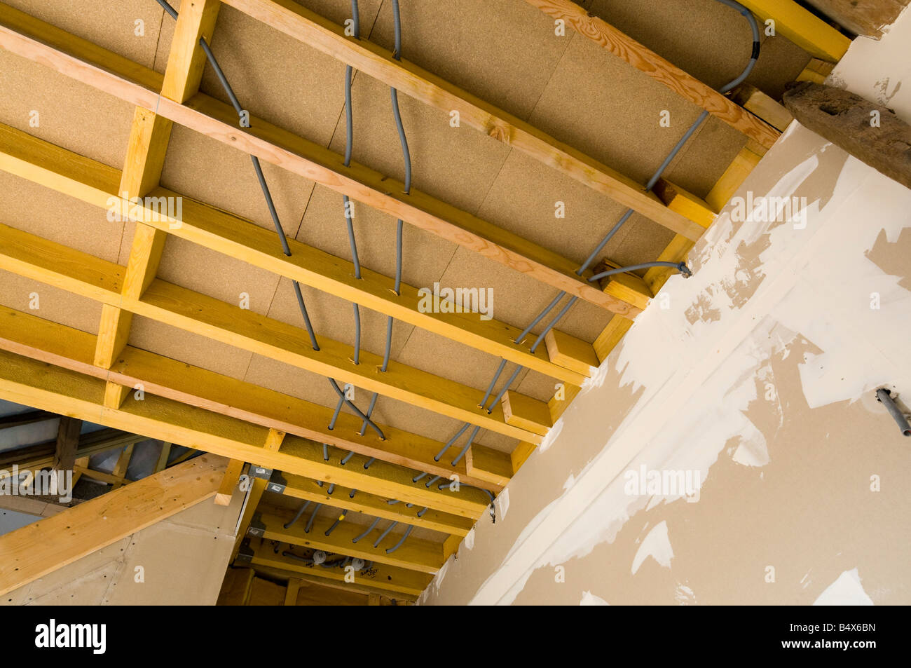 Grange convertie marbre / plafond détails montrant le travail de câblage caché avant bardage, France. Banque D'Images