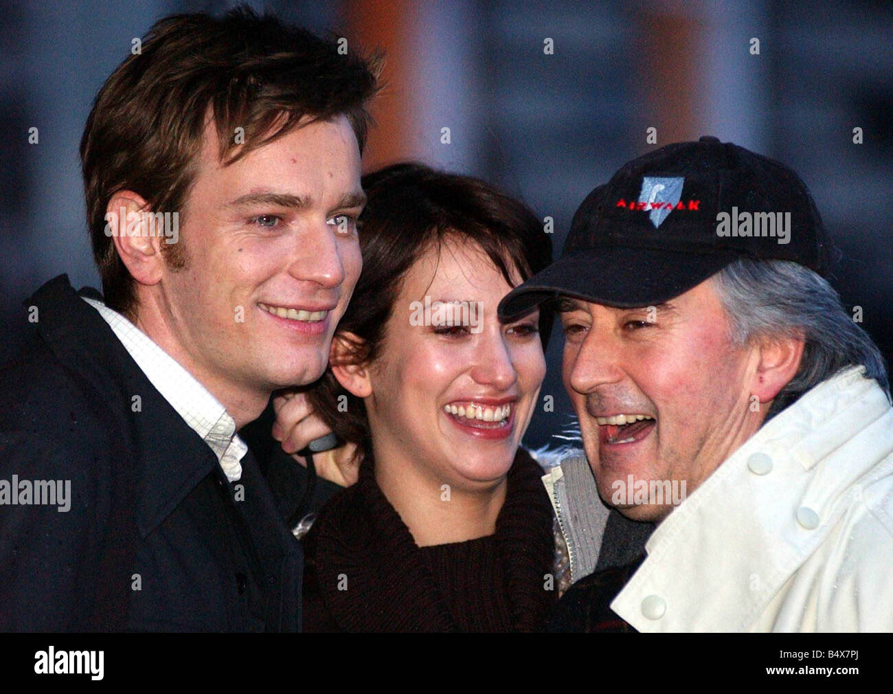 L'acteur Ewan McGregor 19 février 2002 Ewan Mcgregor co star Ruth Millar et son oncle directeur Dennis Lawson dans la pluie à Edimbourg après le tournage court métrage Solid Geometry Banque D'Images
