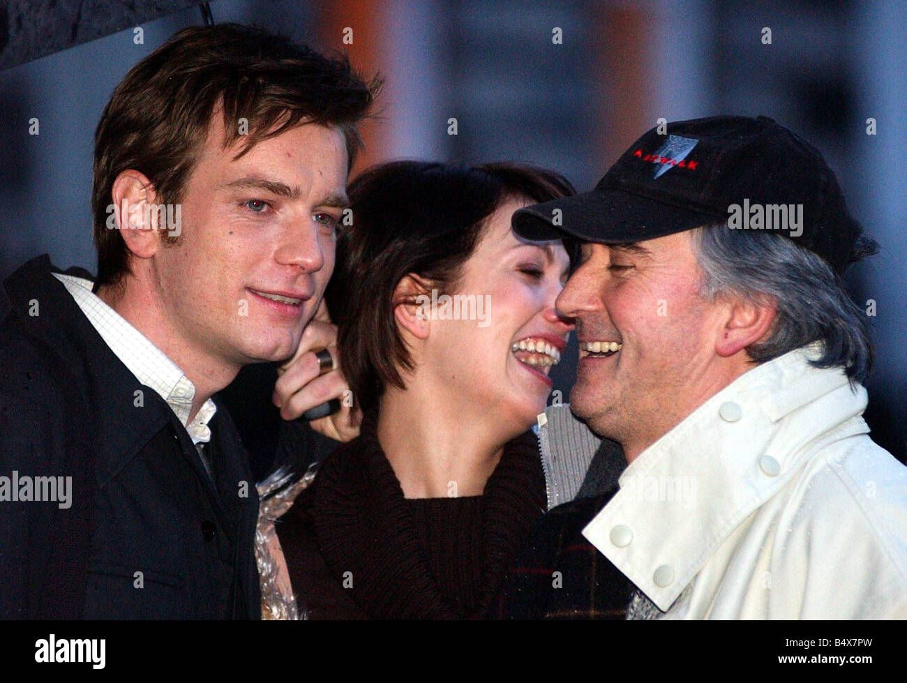 Ewan McGregor co star Ruth Millar et son oncle directeur Dennis Lawson dans la pluie à Edimbourg après le tournage Banque D'Images