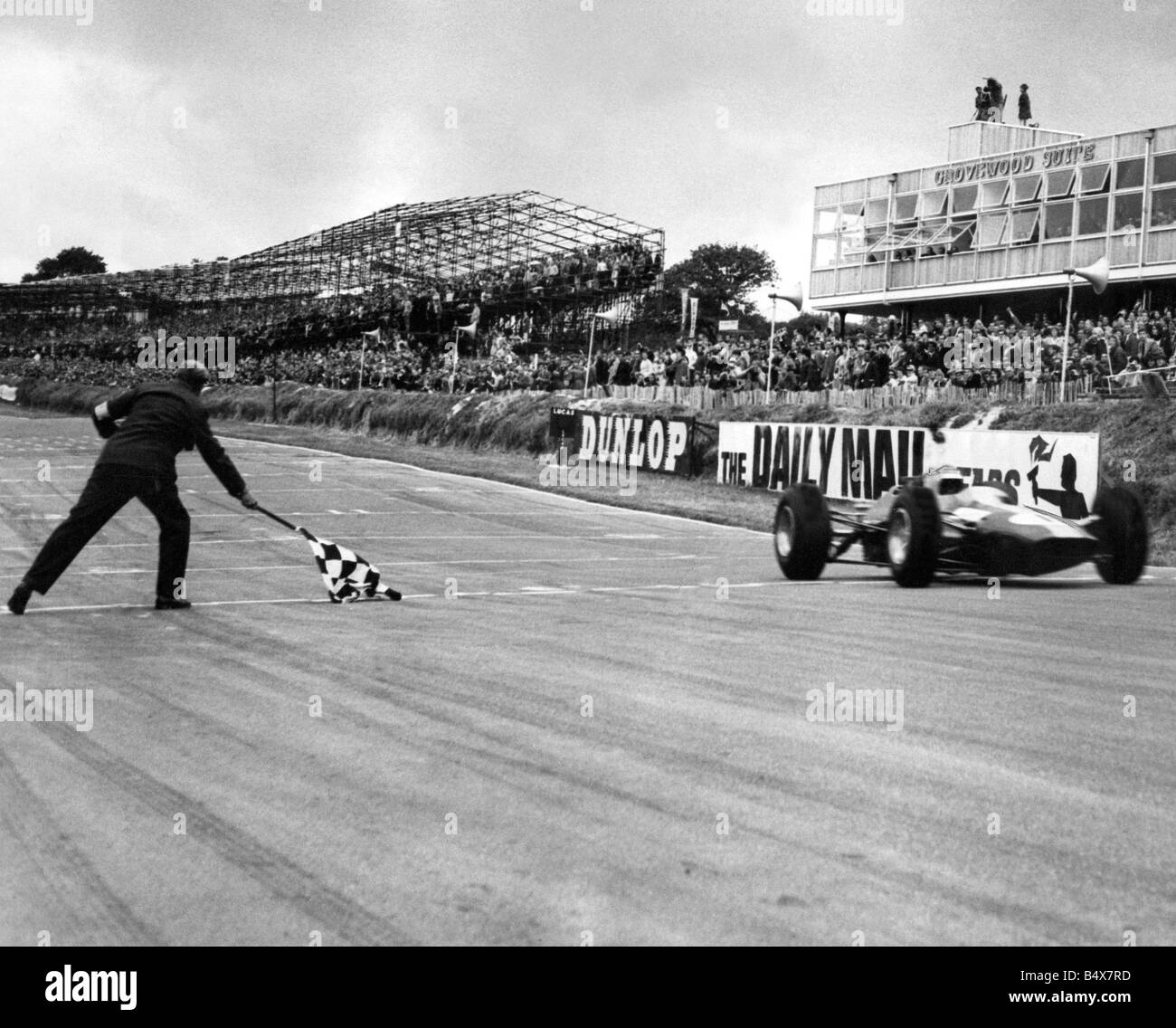 Jim Clark, pilote automobile franchit la ligne d'arrivée Banque D'Images