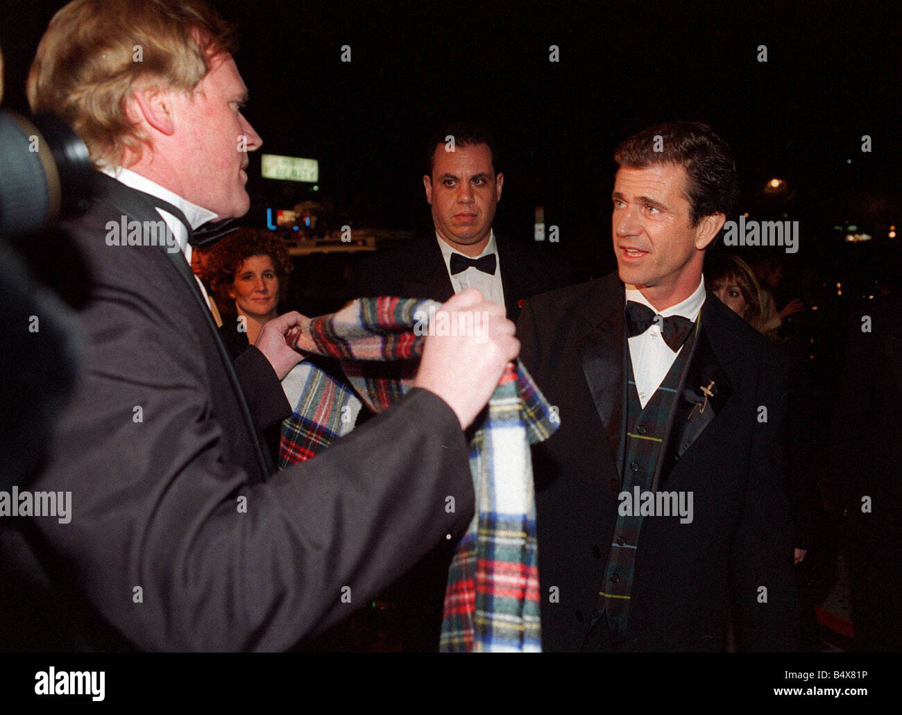 Bob Shields Daily Record journaliste donne son Écharpe de tartan de Mel  Gibson après la cérémonie des Oscars Photo Stock - Alamy