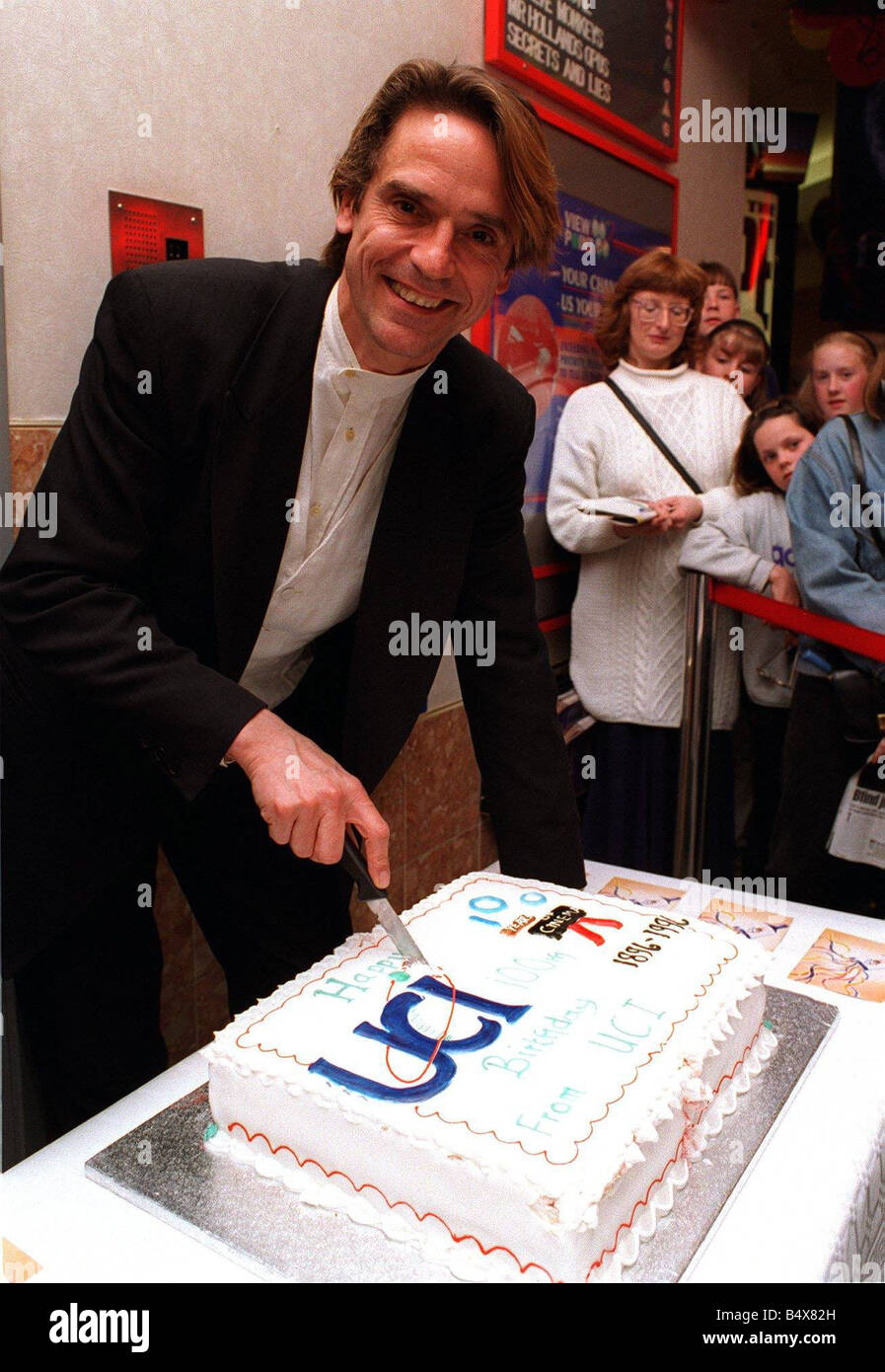 Jeremy Irons Coupe Le 100e Anniversaire Du Gateau A L Uci Cinemas 100e Anniversaire De Clydebank Photo Stock Alamy Jeremy Irons Coupe Le 100e Anniversaire Du Gateau A L Uci Cinemas 100e Anniversaire De Clydebank Photo Stock Alamy
