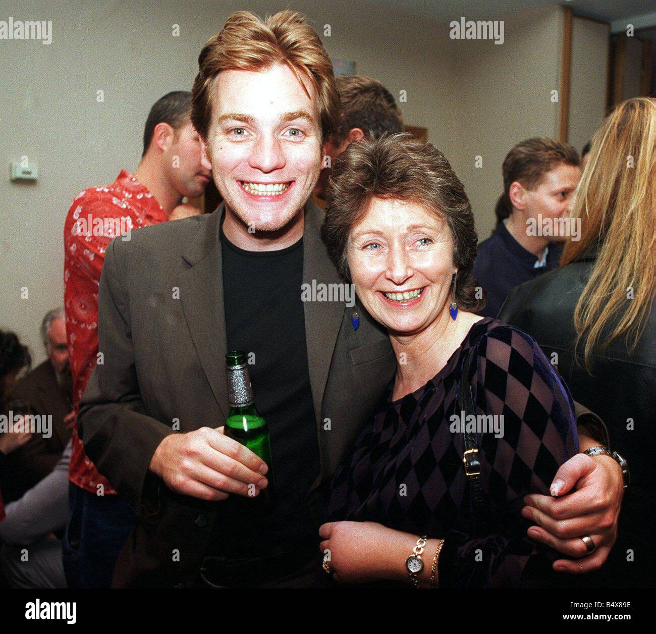 Ewan McGregor avec sa mère Février 1998 Banque D'Images