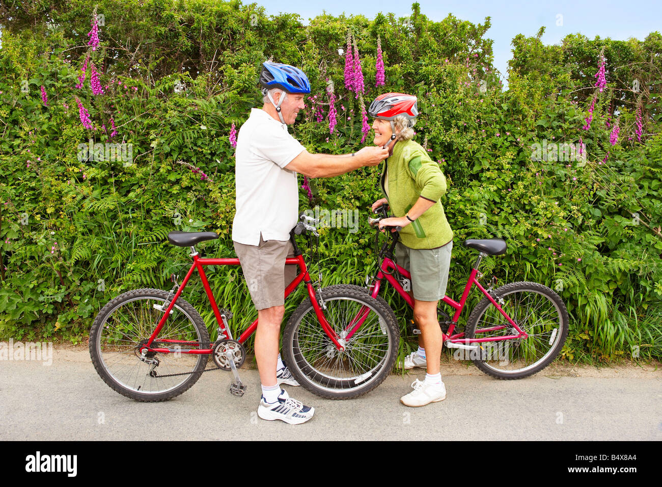 Senior couple with bicycles Banque D'Images