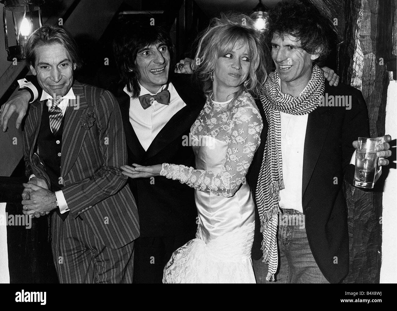 Ronnie Wood sur son mariage à Jo Howard 1985 Rolling Stones avec les autres membres du groupe pop et meilleurs hommes Charlie Watts et Keith Richard Banque D'Images
