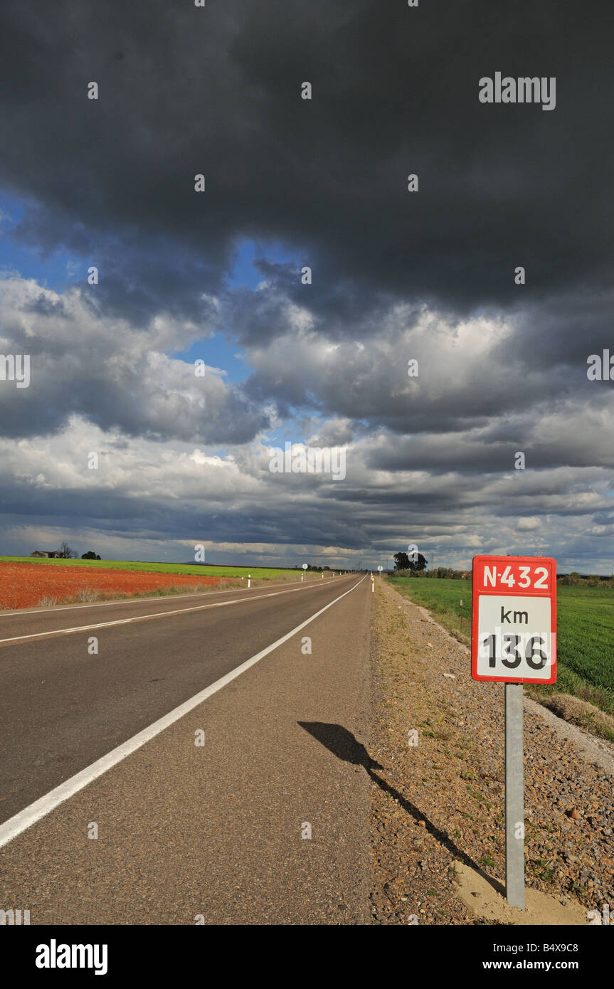Tout droit la route goudronnée rapide de haute qualité avec marquage de lignes blanches au km 136 sur la N432 à l'est de Llerena Estrémadure Espagne Banque D'Images