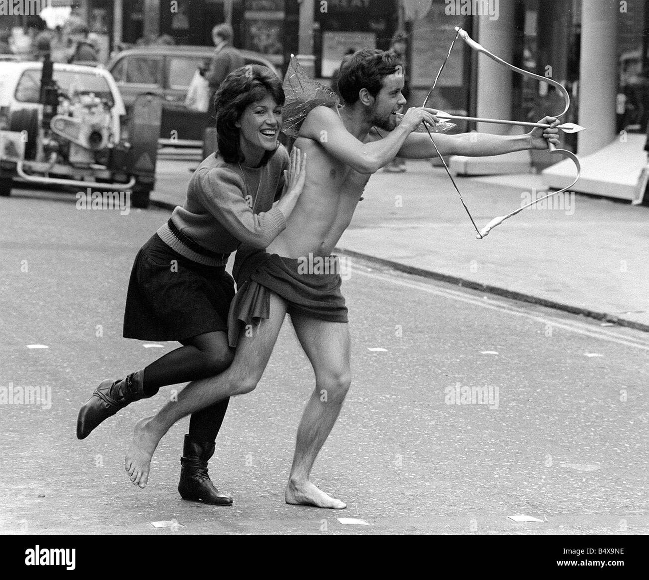 Valentines Day Cupidon Philip Harris Kiki Dee Feb 1985 22 ans Philip était habillé comme Cupidon dans Piccadilly Circus à Londres pour Banque D'Images