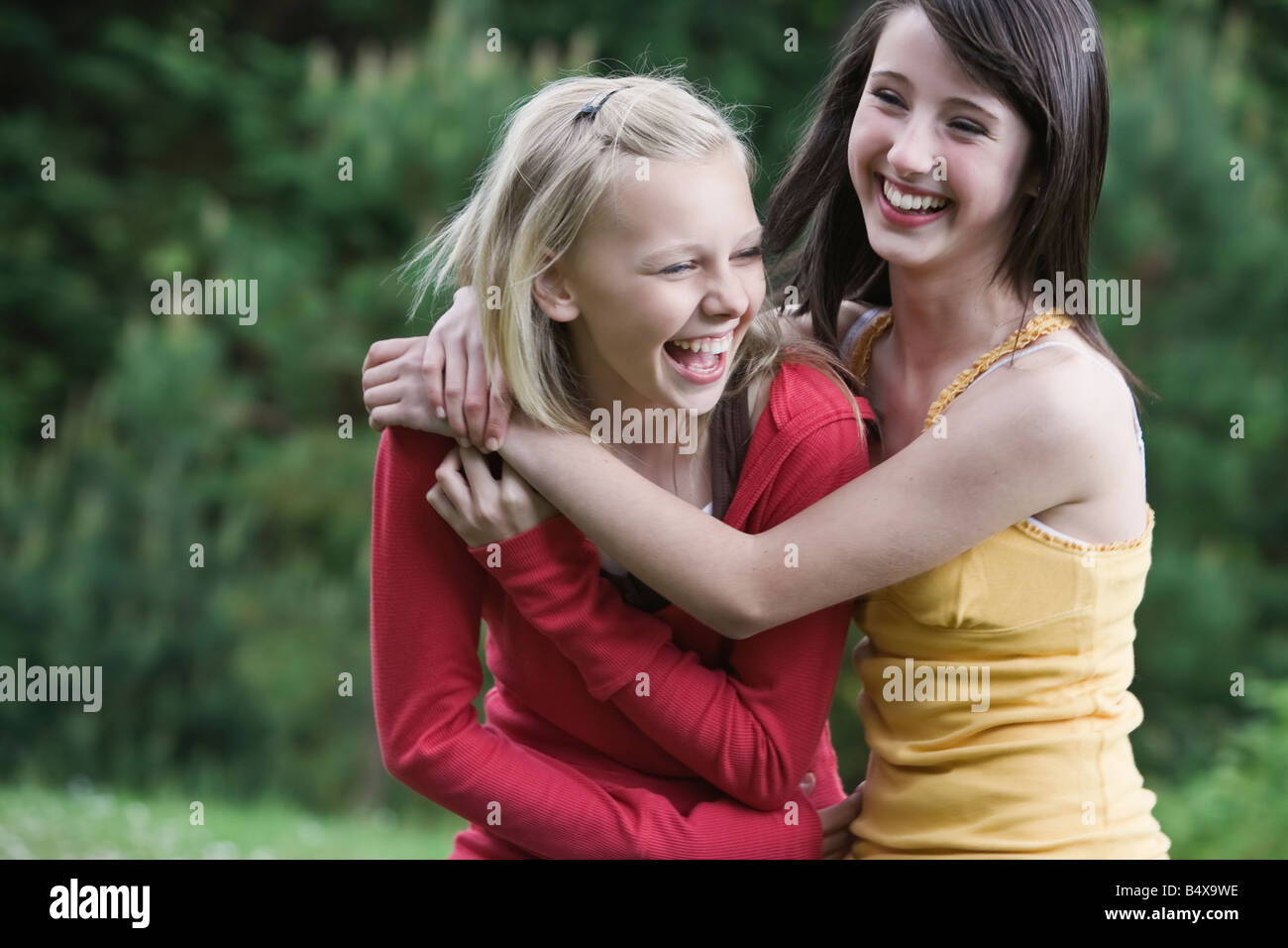 Girls laughing in park Banque D'Images