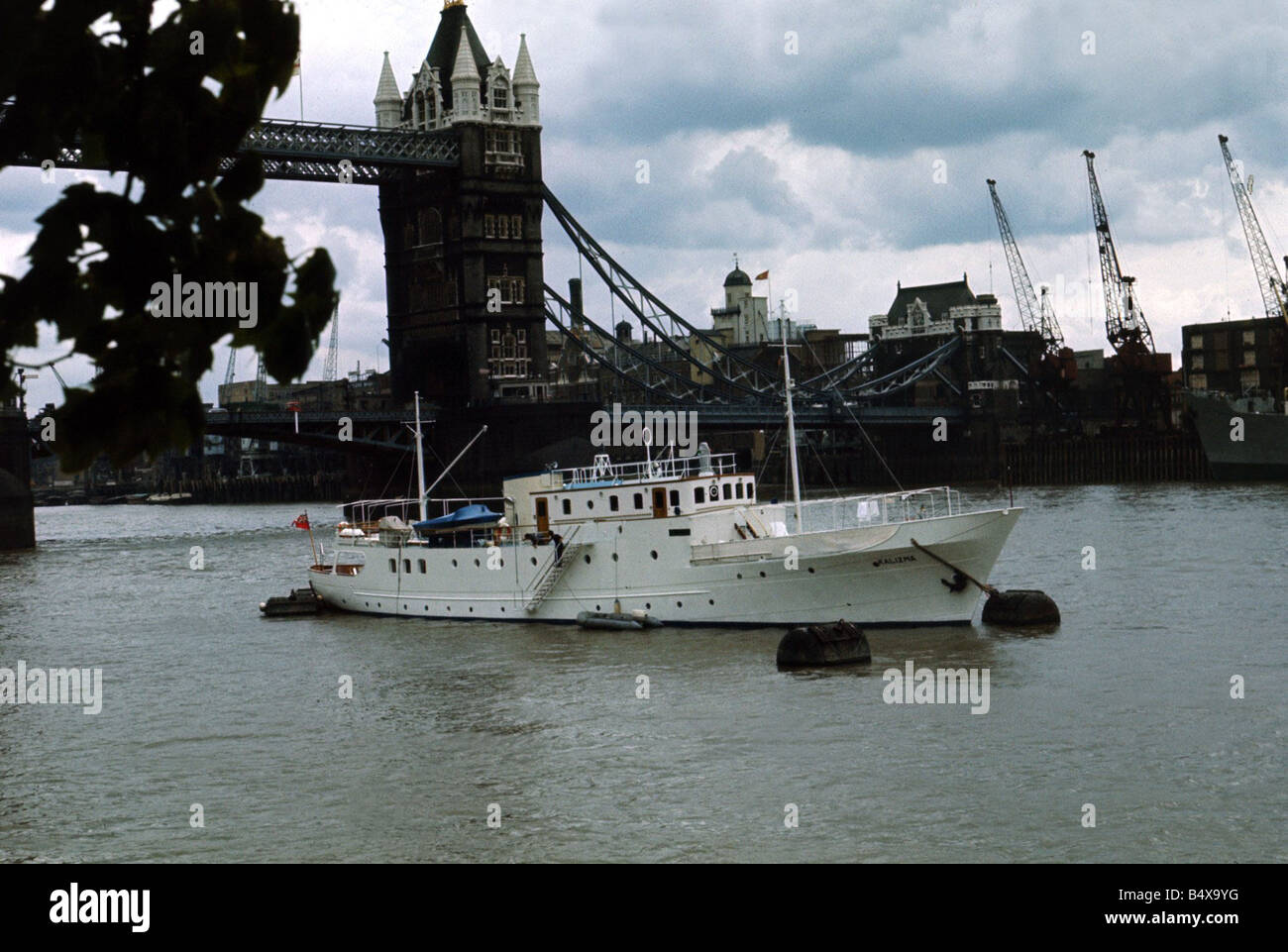 Location de Kalizma appartenant à Elizabeth Taylor est mouillée au large de la jetée de la Tour de Londres Voyage Kalizma navires disponibles Août 1968 Brad Pitt Banque D'Images