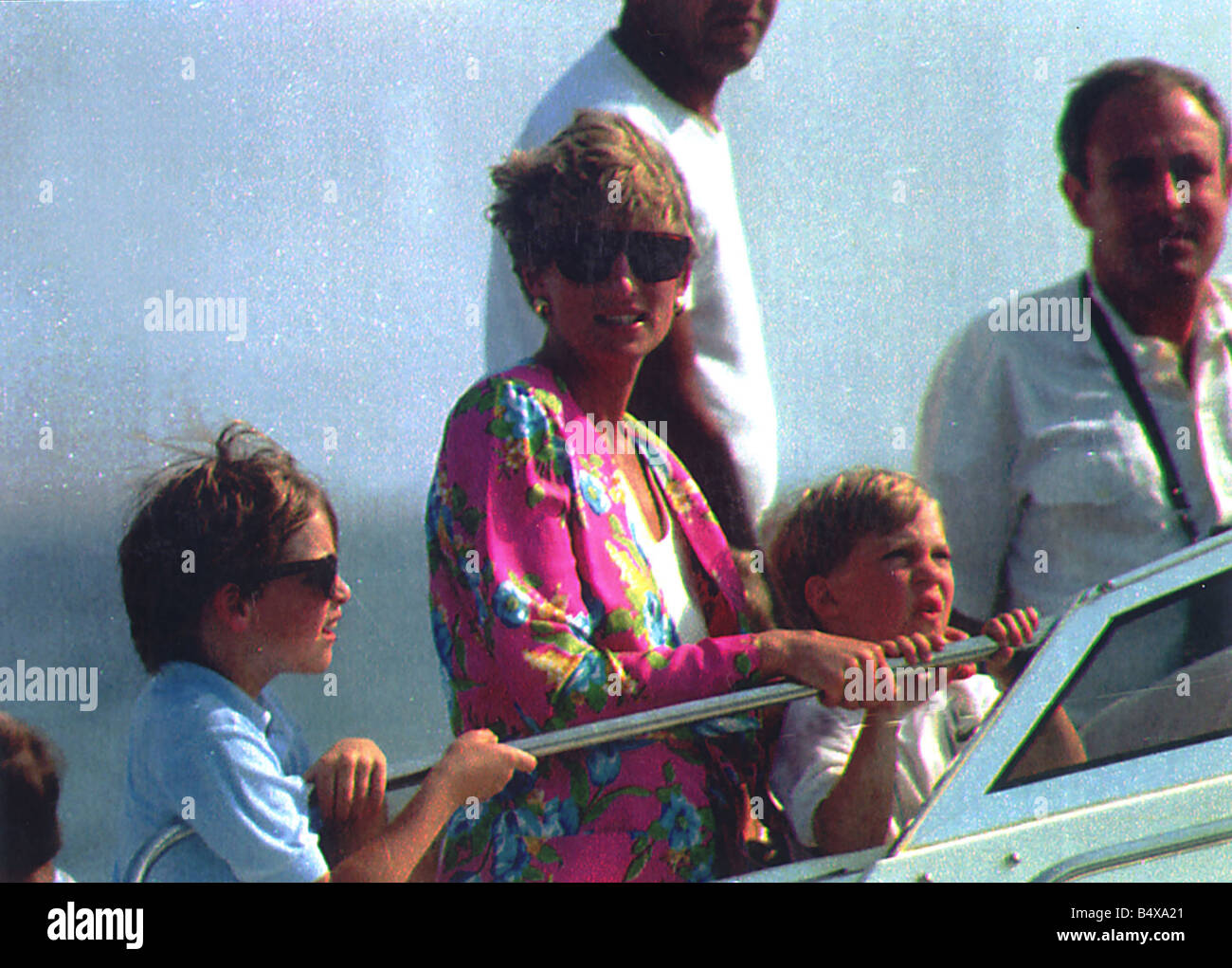 La princesse Diana Vacances Août 1991 la Princesse Diana avec les deux jeunes princes Prince William, le prince Harry photographié à bord du navire de la marine italienne qui les mènera vers le Yacht Alexander pour commencer leurs vacances d'image des années 1990 Banque D'Images