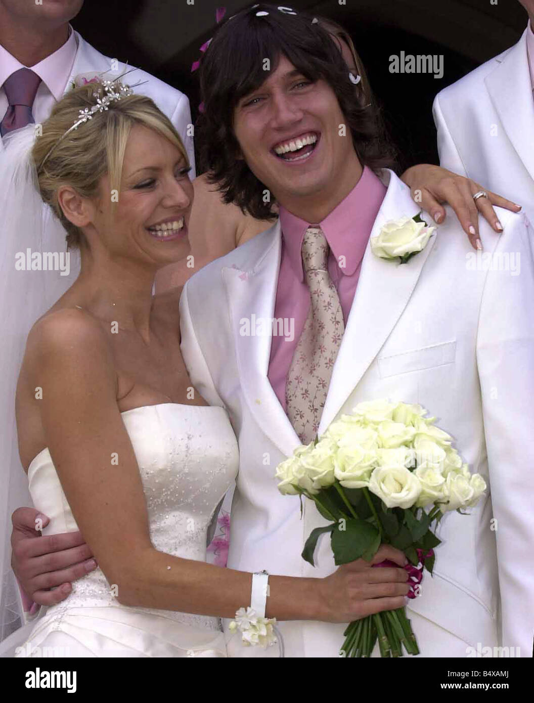 Mariage de Tess Daly Vernon Kay Septembre 2003 Les deux présentateurs de télévision s'église St Mary Horwich Bolton Lancashire ils laissé dans un camping-car VW blanc avec juste marié et de ballons attachés Banque D'Images