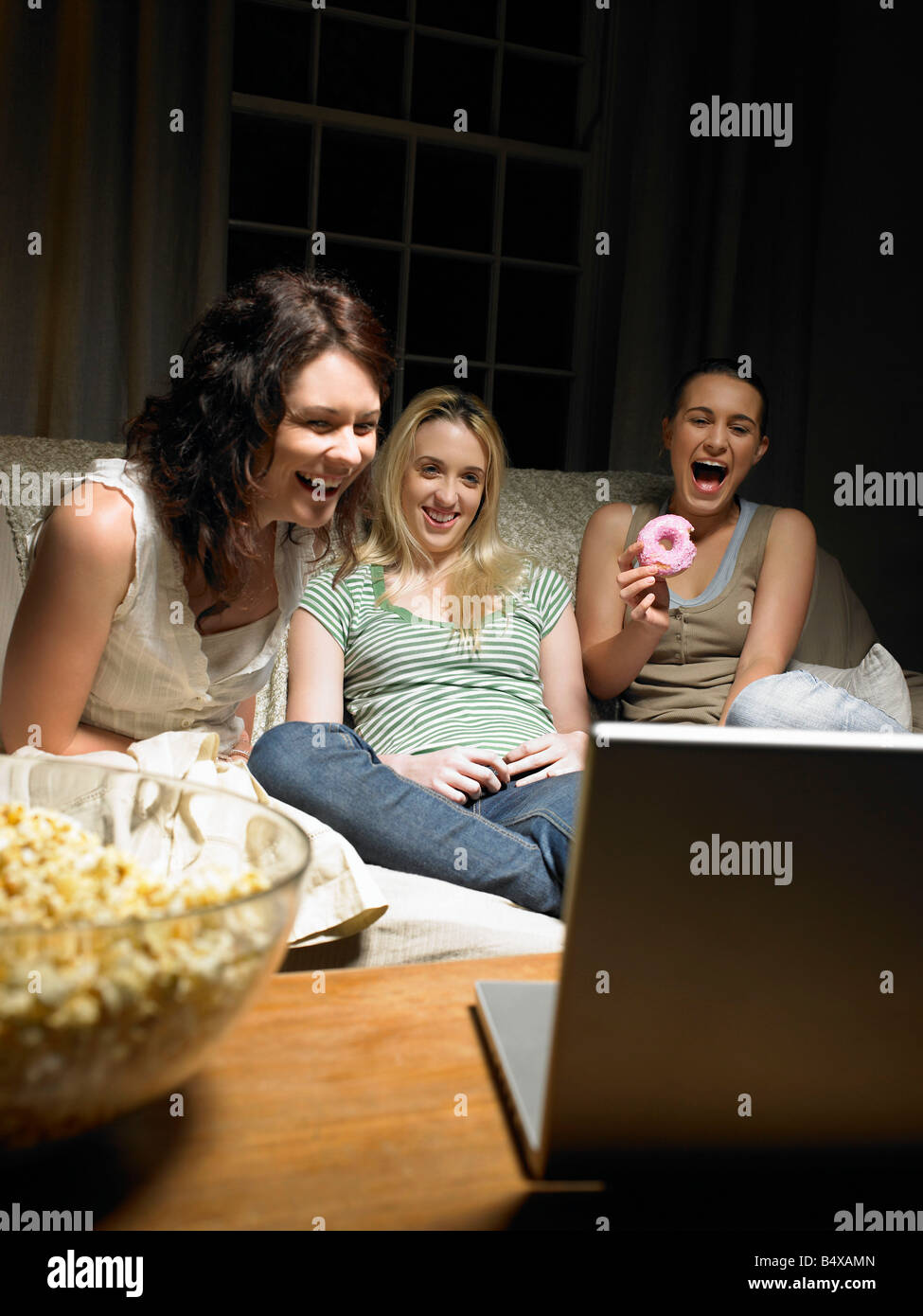 Trois jeunes femmes à regarder un film Banque D'Images