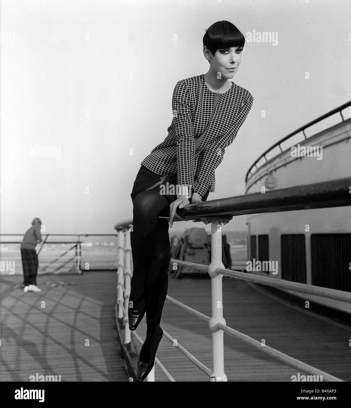 Peggy Moffitt Octobre 1965 Top mannequin photographié sur Queen Elizabeth en arrivant à Southampton Mlle Moffit qui inspire l'original maillot est d'apparaître dans un fashion award show au Hilton Hotel London Banque D'Images Peggy Moffitt Octobre 1965 Top mannequin photographié sur Queen Elizabeth en arrivant à Southampton Mlle Moffit qui inspire l'original maillot est d'apparaître dans un fashion award show au Hilton Hotel London Banque D'Images