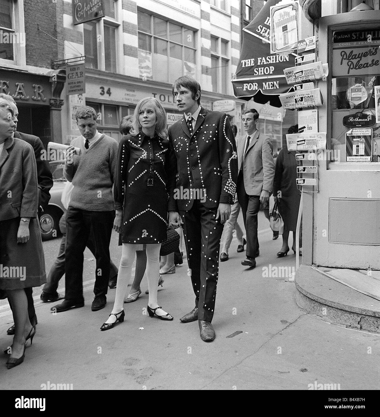 Carnaby Street, Londres est une Mecque de la mode dans les années 60, cette image montre comment les jeunes branchés de l'époque préféraient dress 2 Octobre 1966 Banque D'Images