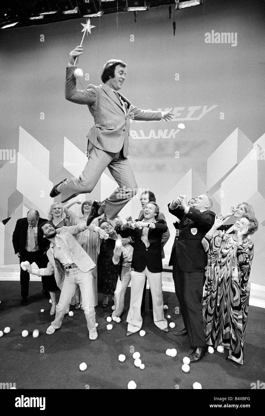 Compere Terry Wogan prend de l'air sur le spectacle de Noël Blankety Blank s'élevant au-dessus de sa guest stars qui : Kenny Everett David Hamilton Patrick Moore David Jason Lennie Bennett Roy Kinnear Lorraine Chase Beryl reid Wendy Craig Lisa Goddard Sandra Dickinson et Shirley Anne Field Banque D'Images