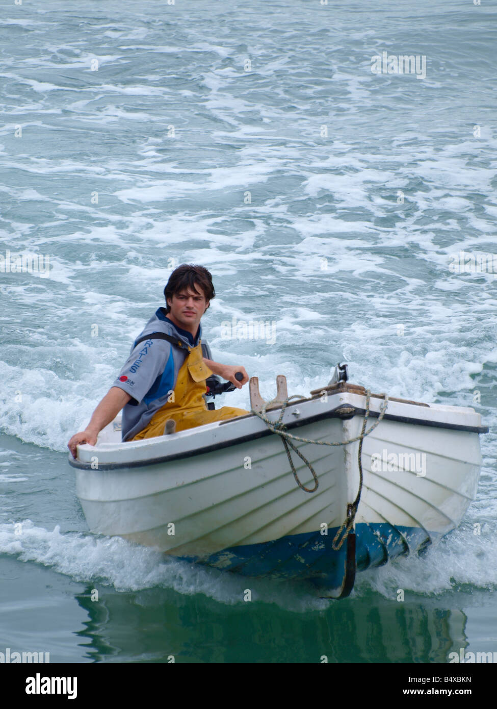 Pêcheur commercial dans une petite rubrique d'offres pour l'administration portuaire Banque D'Images