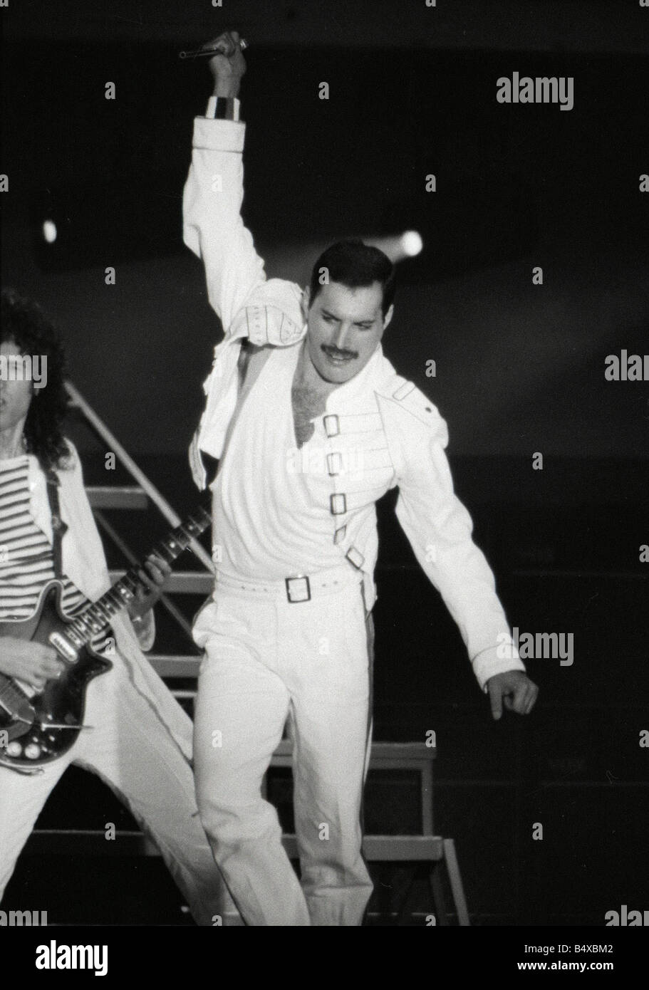 Groupe rock Queen Brian May Freddie Mercury Roger Taylor John Deacon Queen en concert à St James Park à Newcastle Freddie Mercury des années 1980 Banque D'Images