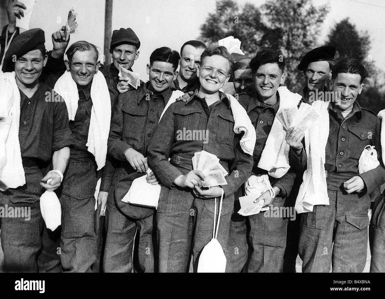 WW2 Guerre prisonniers Avril 1945 Un groupe d'anciens prisonniers qui ont été transportés vers ce pays Banque D'Images
