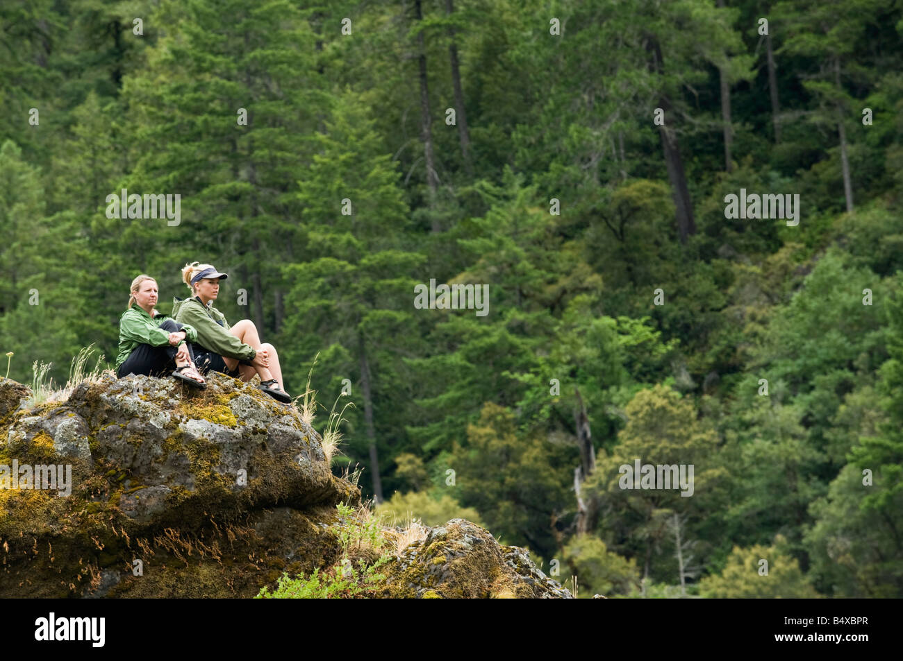 Les randonneurs bénéficiant d'avis d'affleurement rocheux Banque D'Images