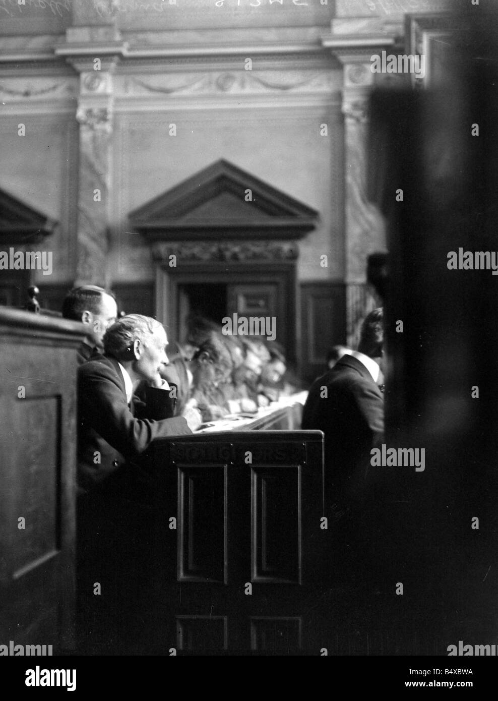 Mabel Greenwood Meurtre Juin 1919;Monsieur Harold Greenwood dans le dock à Carmarthen Guild Hall pendant le procès pour meurtre où il a été aledge il avait empoisonner son son épouse.Novembre1920 Banque D'Images