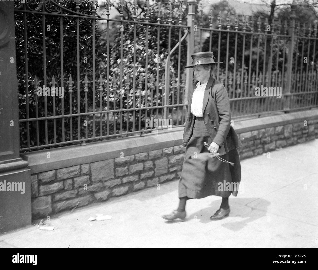 Mabel Greenwood Meurtre Juin 1919  ; Annie Groves vu ici sur son chemin à l'essai d'Harold Greenwood, qui a été accusé du meurtre de son épouse Mme Mabel Greenwood. Vers novembre 1920 Banque D'Images