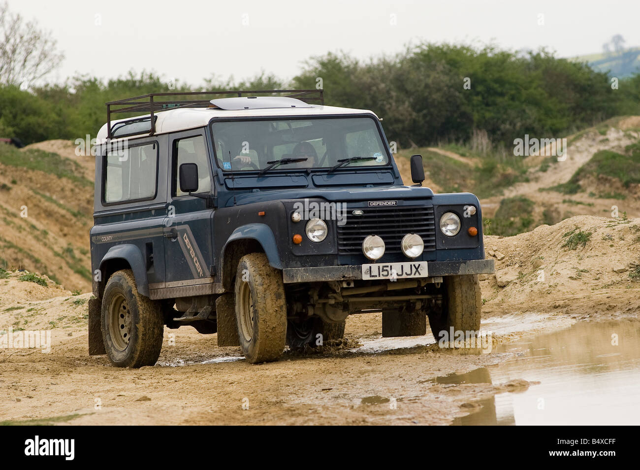 Land Rover Defender conduite tout-terrain. Banque D'Images