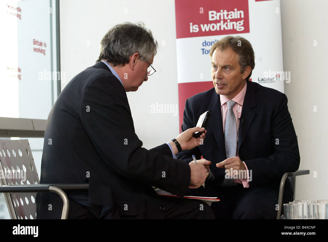 Le premier ministre Tony Blair au cours d'une visite à la galerie d'art baltes avec Newcastle Evening chronicle reporter Peter Young Banque D'Images