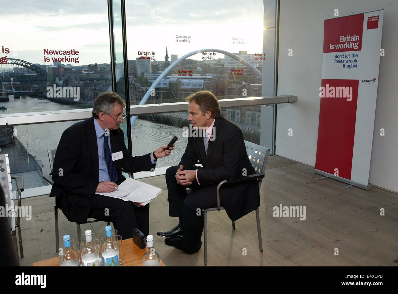 Le premier ministre Tony Blair au cours d'une visite à la galerie d'art baltes avec Newcastle Evening chronicle reporter Peter Young Banque D'Images