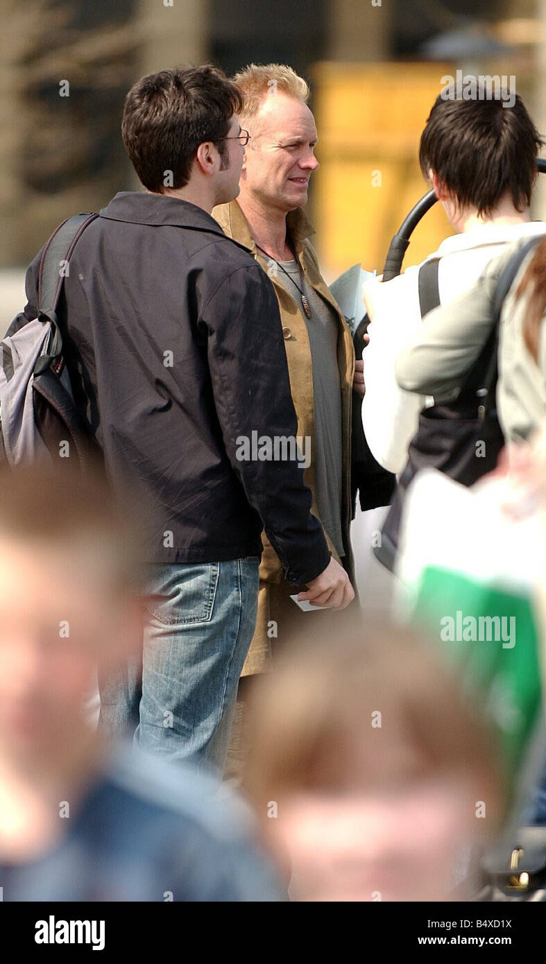 Rock Star Sting vu sur le Gateshead Millennium Bridge Banque D'Images