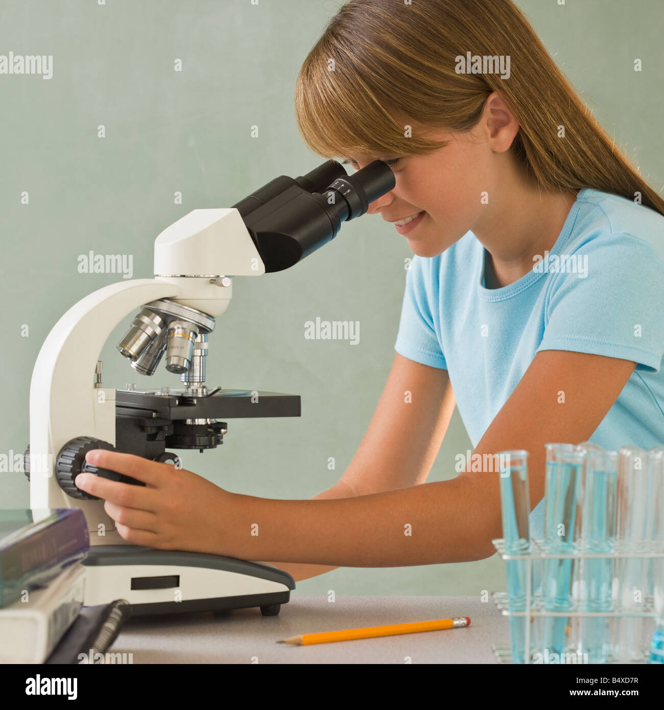 Girl using microscope Banque D'Images
