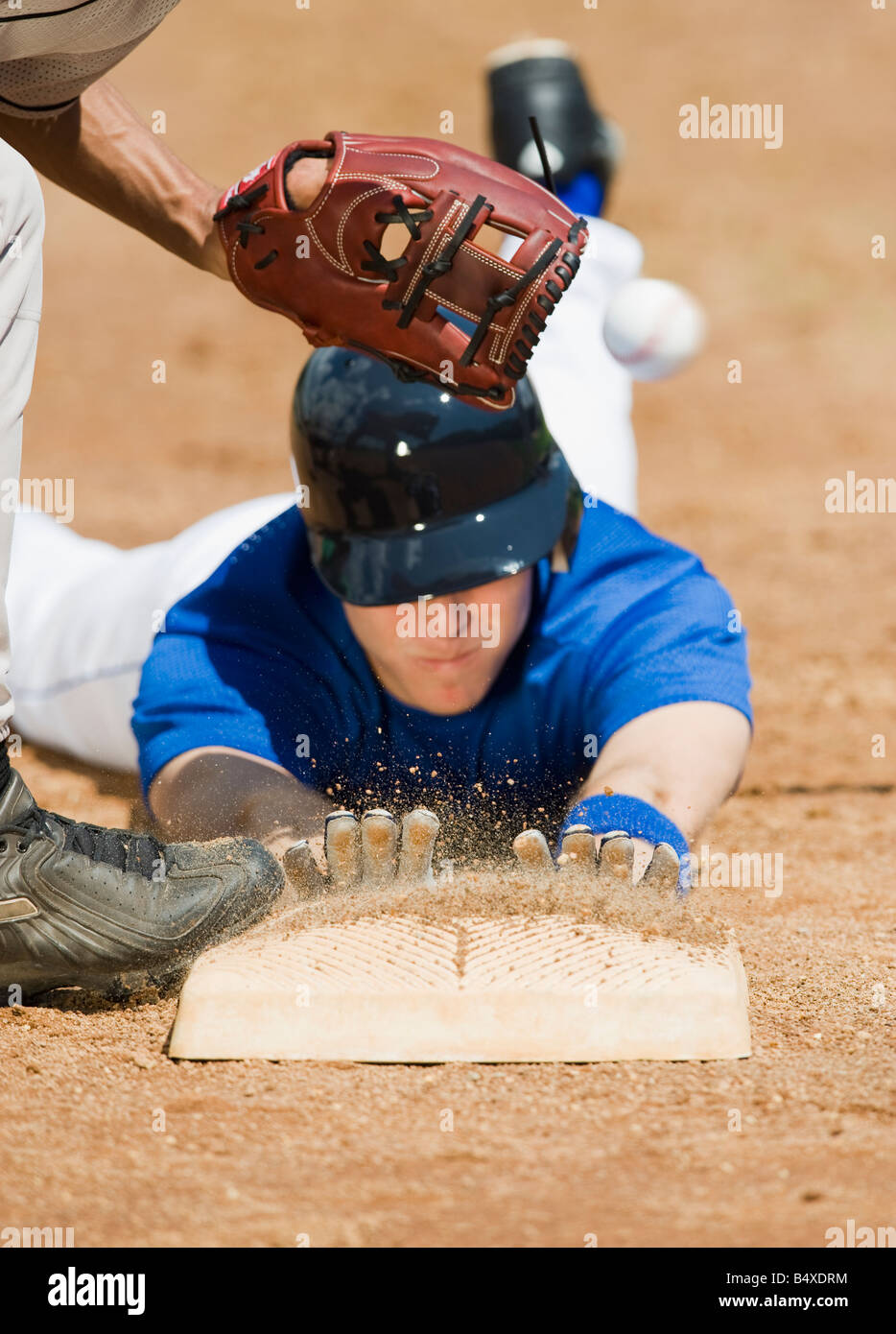 Joueur de baseball glissant dans home base Banque D'Images