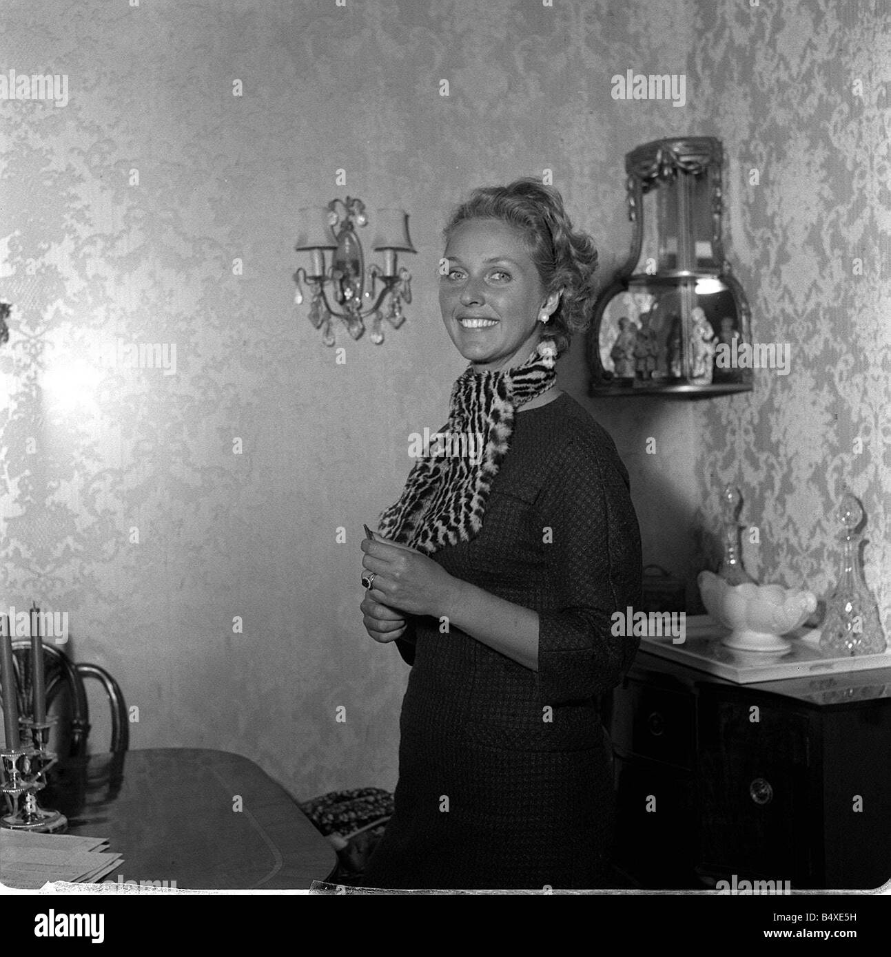 Katie Boyle présentateur de télévision à la maison Mars 1962 Banque D'Images