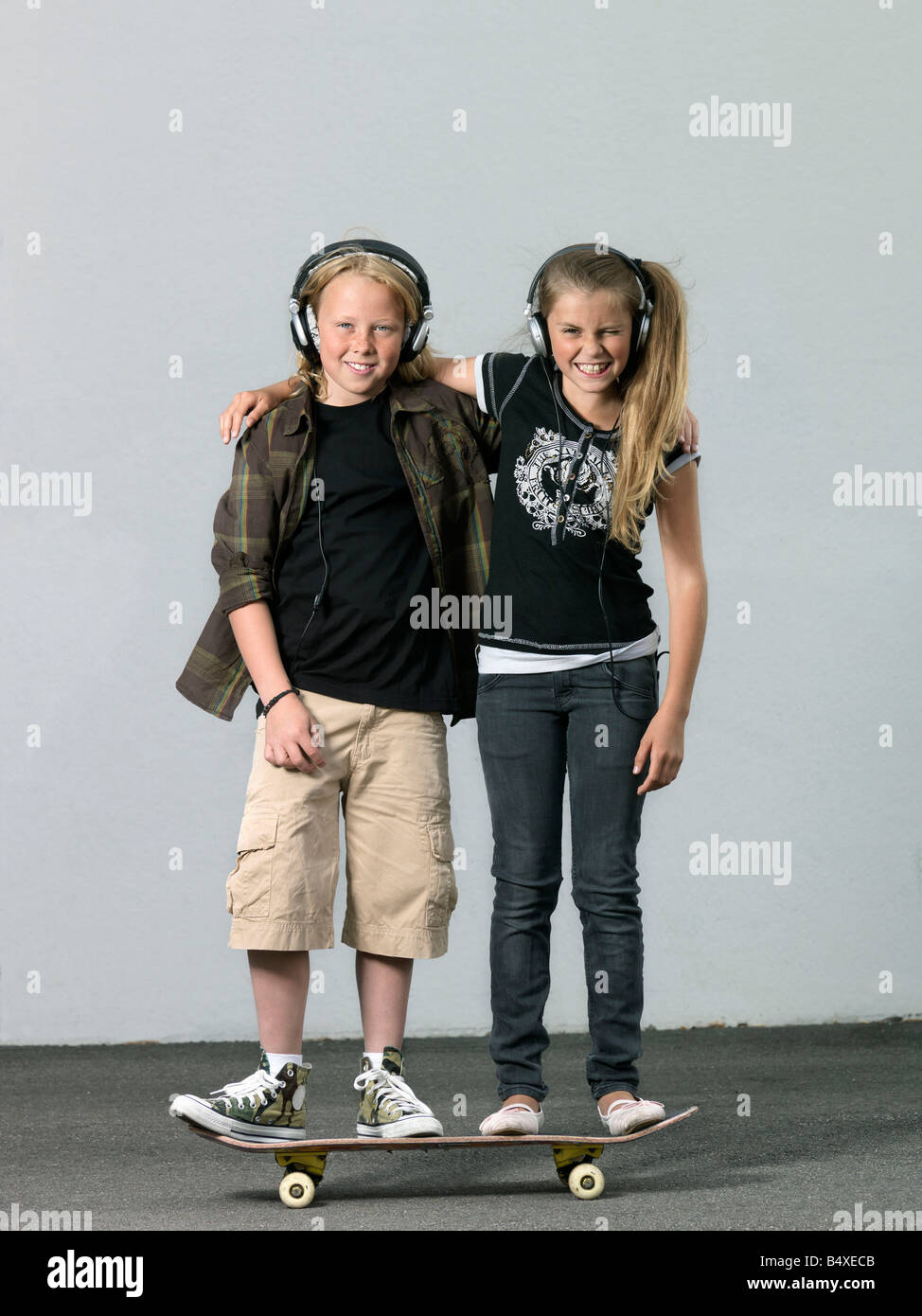 Deux enfants sur une planche à roulettes Banque D'Images