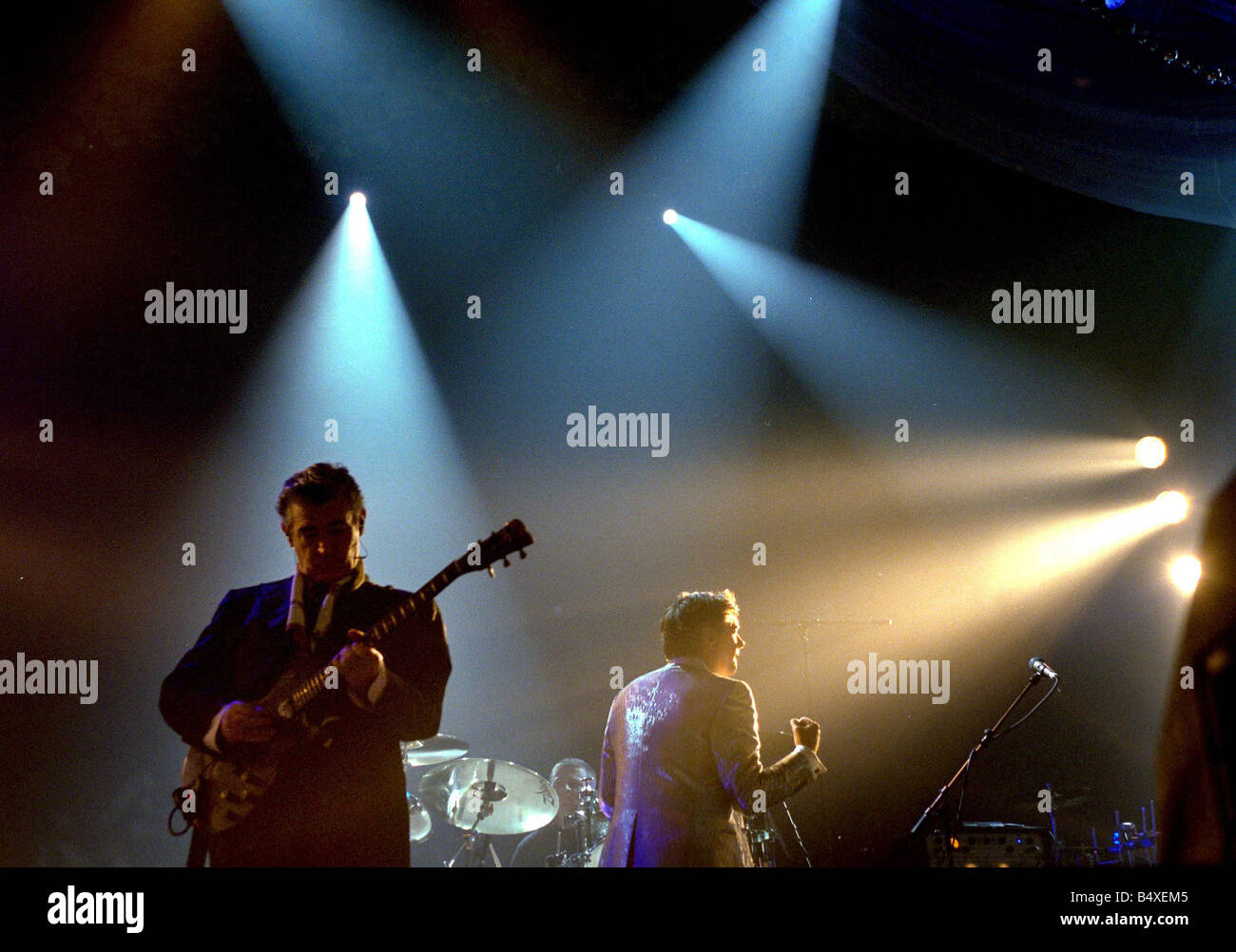 Roxy Music à la Newcastle Telewest Arena Bryan Ferry en photo avec le guitariste Chris Spedding à gauche 12 06 01 Banque D'Images