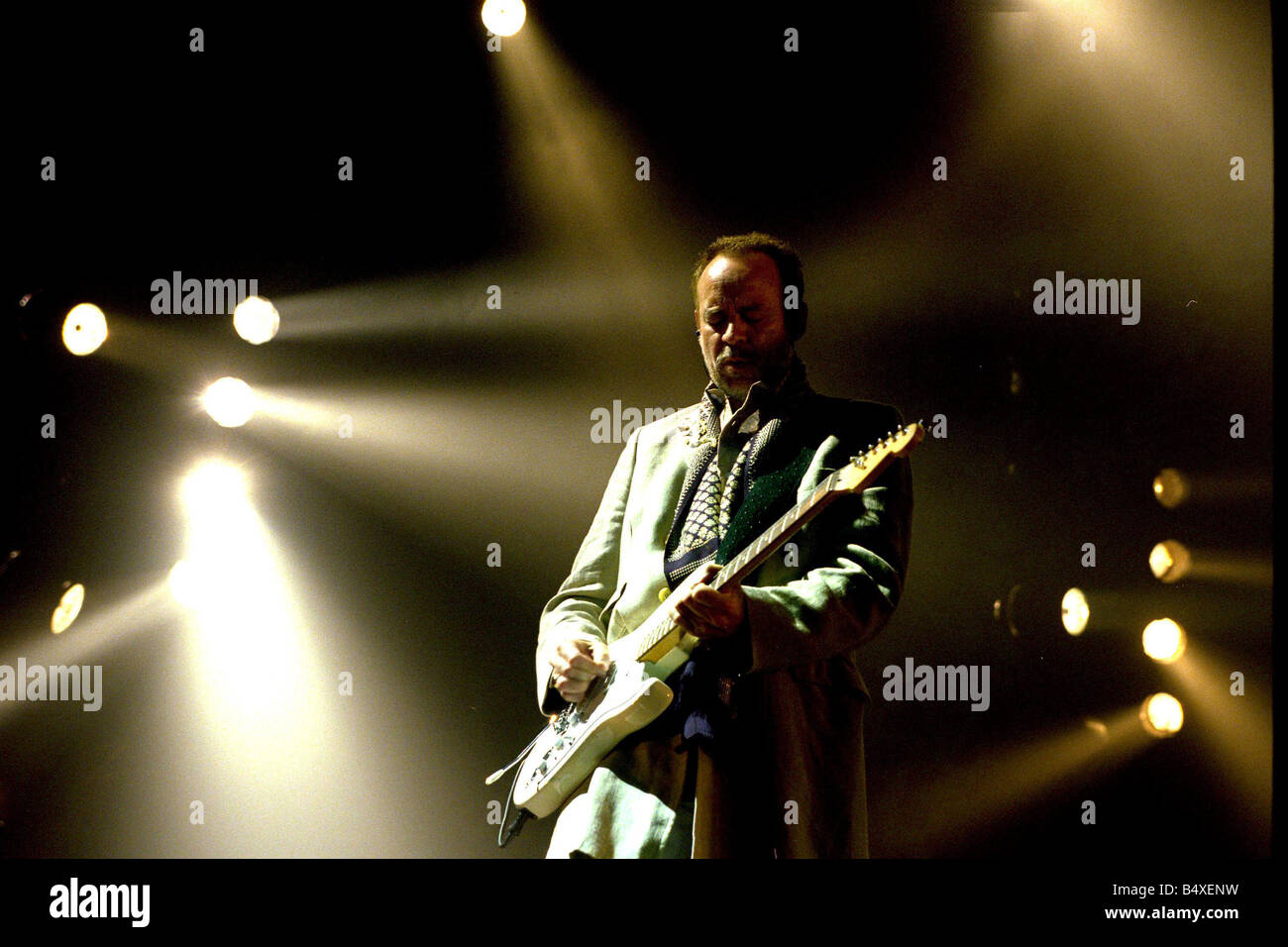 Roxy Music à la Newcastle Telewest Arena guitariste Phil Manzanera 12 06 01 Banque D'Images