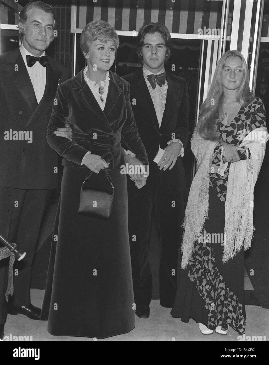 Angela Lansbury arrivant Octobre 1971 pour la première de l'apprentie sorcière avec son mari Peter Shaw son fils Anthony et son ami Miss Belinda Humphreys Banque D'Images