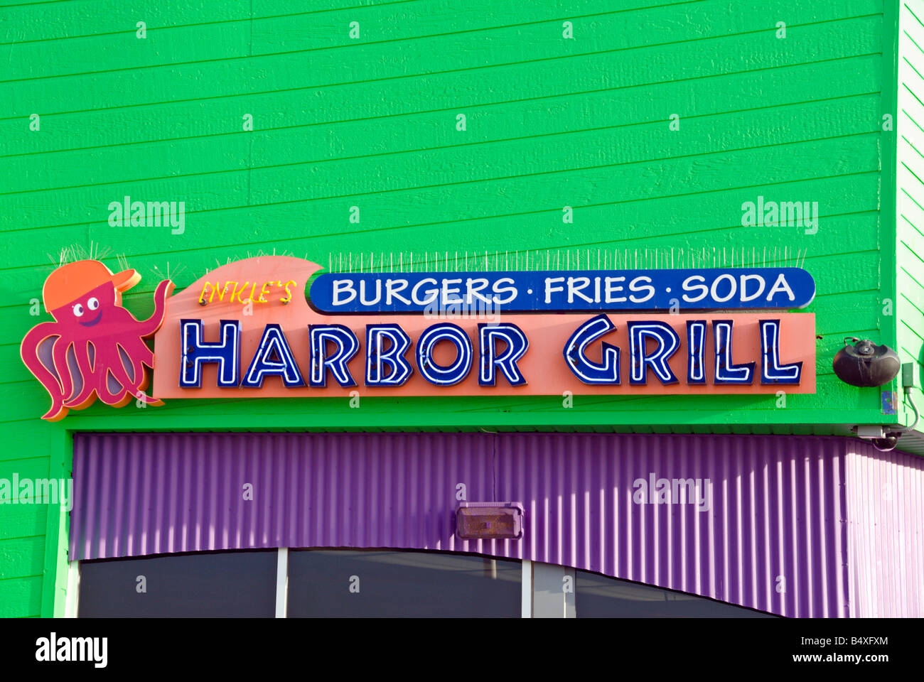 Santa Monica Pier Pacific Park, Los Angeles County, Californie, USA. Harbour Grill Store coloré bleu violet vert avant de signer Banque D'Images