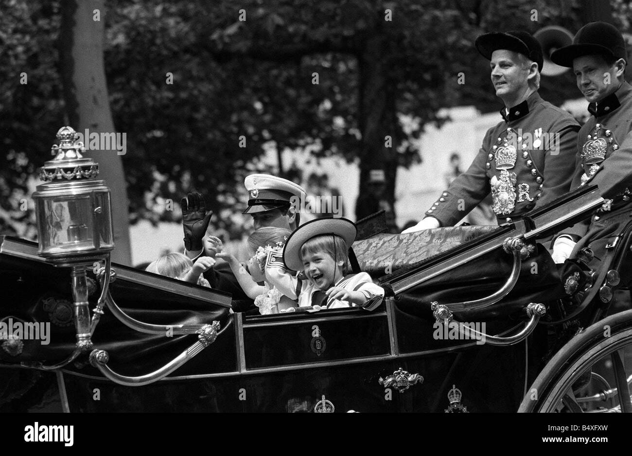 Les enfants royaux dans leur entraîneur de chevaux Juil 1986 vague à la foule le jour du mariage du prince Andrew et de Sarah Ferguson, le duc et la duchesse de York Banque D'Images