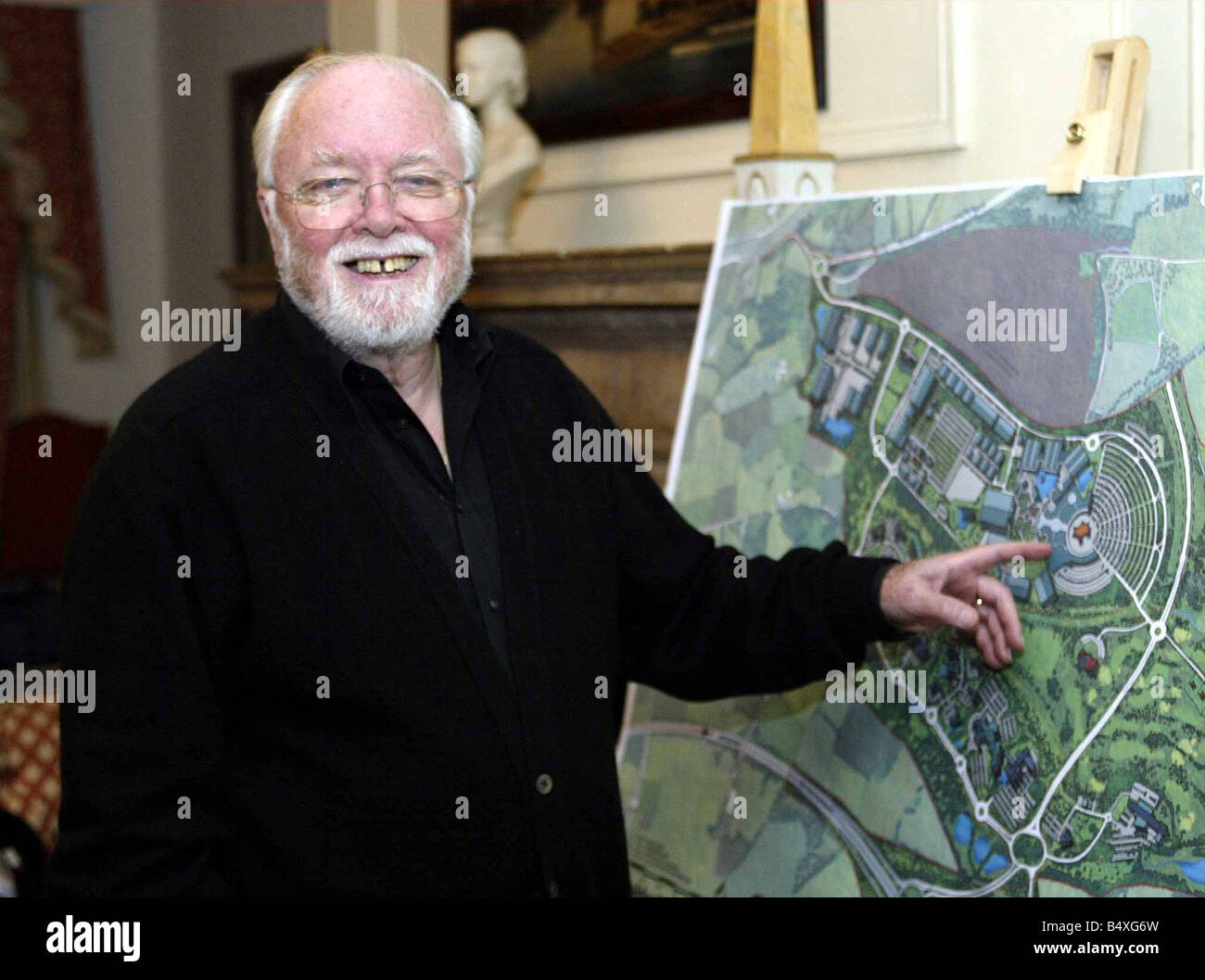 Sir Richard Attenborough Décembre 2002 Lord Attenborough au Dorchester Hotel Points pointant sur la carte Portrait Smiling Banque D'Images