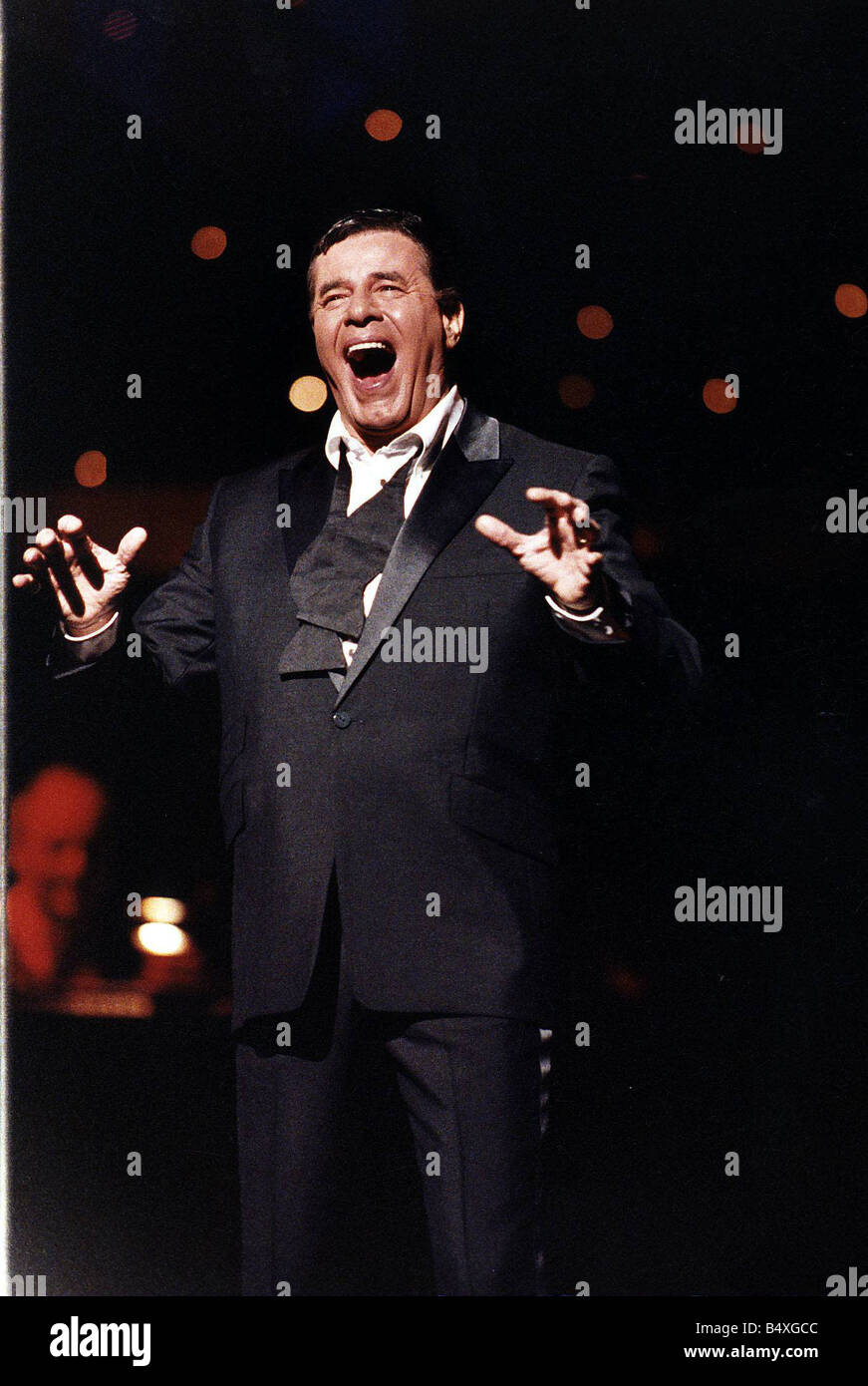 L'Acteur Jerry Lewis le chant à la Royal Variety Show Banque D'Images